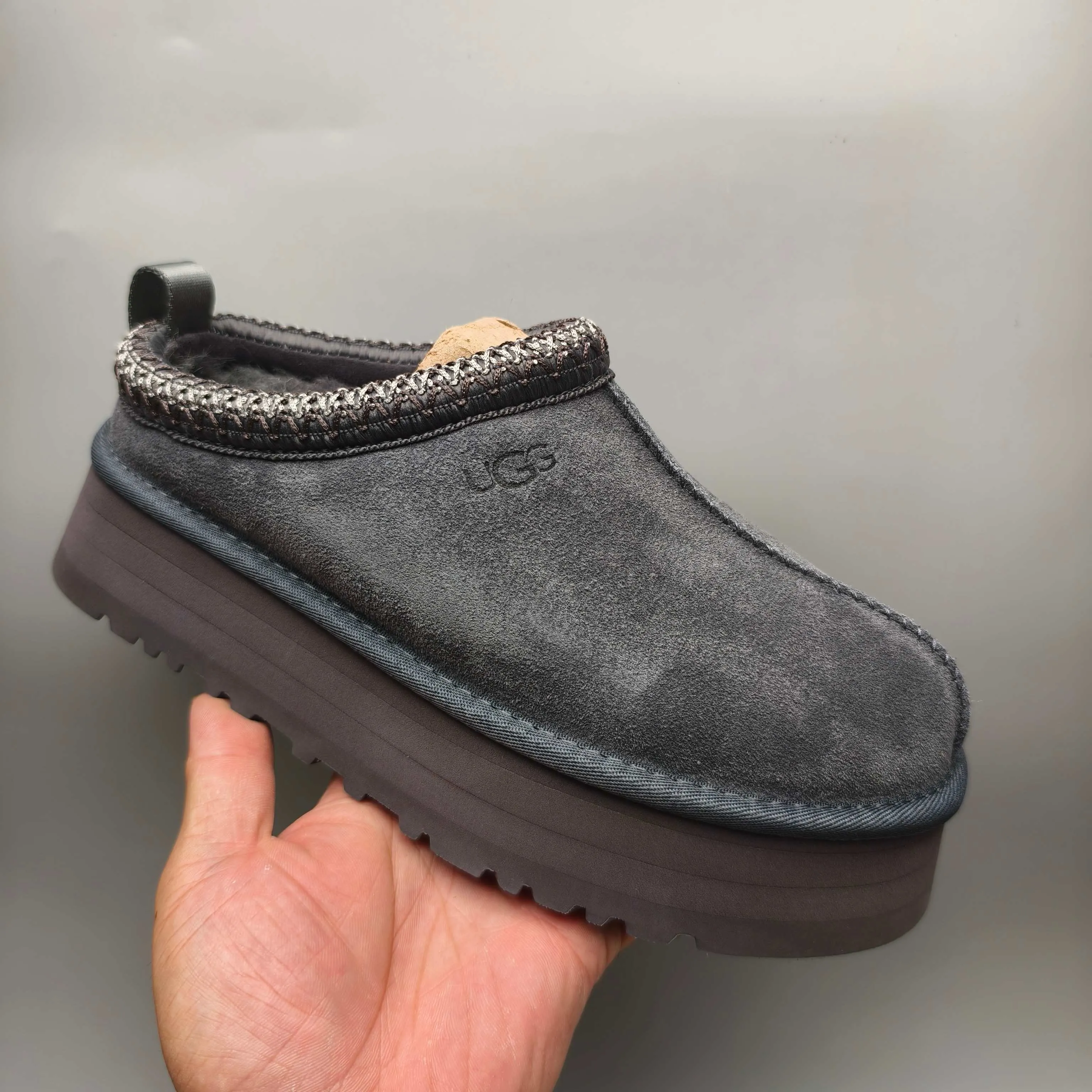 💰440 UGG sheepskin all-in-one snow boots 2553 co-branded national trend style thick-soled one-leg women’s snow boots🐾~ 🍭 A co-branded trendy item launched with well-known designer brands Feng Chen Wang and TELFAR. Zhou Dongyu & Wang Jiaer’s same style Fang Kete boots. The slip-on design makes it easy to put on and take off, and can be used indoors or outdoors. The exotic edging design is eye-catching, and it is definitely worth buying~ 🍭Material: cowhide➕sheep fur Outsole: rubber (light wing technology) 🍭Color: black, maroon, sand, dark green, light gray, chocolate, beige, walnut, brown, dark gray, red 🍭Number of codes: 35-42